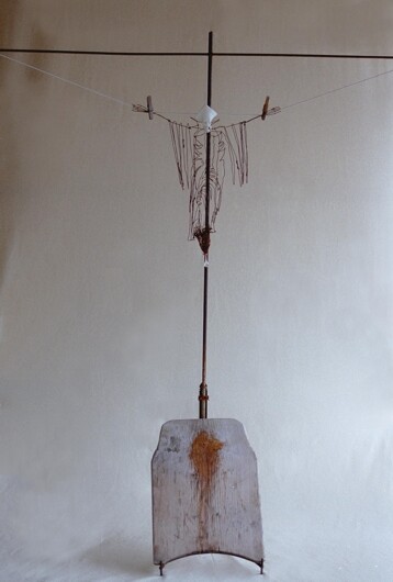 Skulptur mit dem Titel "latacherebel" von Jean-Yves Verne, Original-Kunstwerk, Gemischte Medien