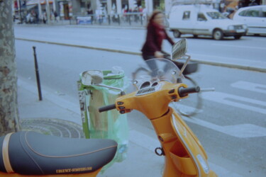 Photography titled "Le scooter jaune" by Jérome Chuilon, Original Artwork, Non Manipulated Photography