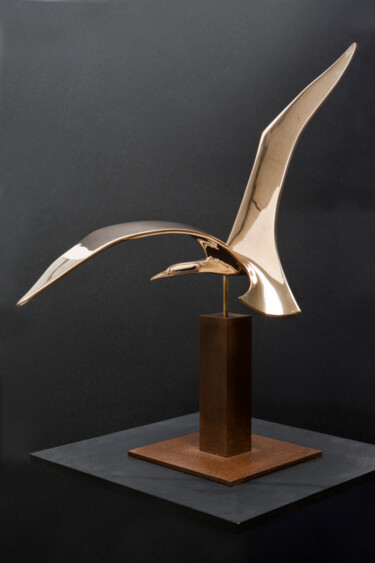 Sculpture titled "Gaviota Vela" by Jesús (Xuxo) Vazquez, Original Artwork, Bronze