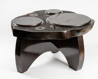 Sculpture intitulée "Carved Coffee Table" par Joe Mamer, Œuvre d'art originale, Bois