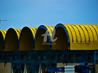 Fotografie getiteld "TOITS JAUNE" door Jorg Becker, Origineel Kunstwerk