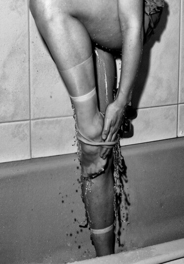 Photographie intitulée "The shower of Anna 2" par Jose Grimm, Œuvre d'art originale, Photographie numérique