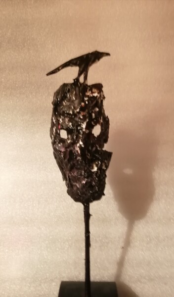 Sculpture intitulée "MASKwith BLACKBIRD" par Joseph Urie, Œuvre d'art originale, Argile