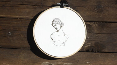 Arte textil titulada "Bust Ash Gray" por Juno, Obra de arte original, Bordado Montado en Otro panel rígido