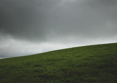 Fotografie mit dem Titel "Dark countryside" von Jure Kralj, Original-Kunstwerk, Digitale Fotografie