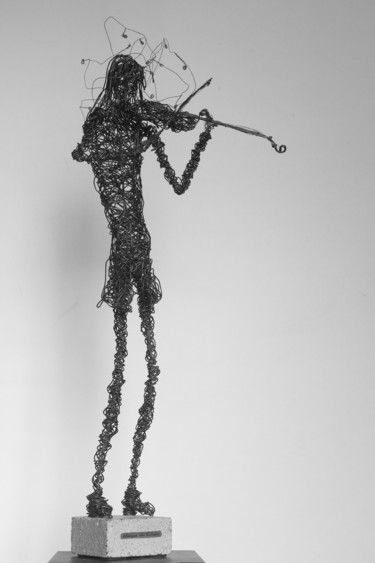 Scultura intitolato "Paganini 71x18x13 3…" da Karen Axikyan, Opera d'arte originale, Metalli