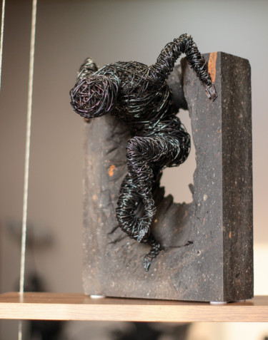 Scultura intitolato "Escape (32x21x20 8k…" da Karen Axikyan, Opera d'arte originale, Metalli