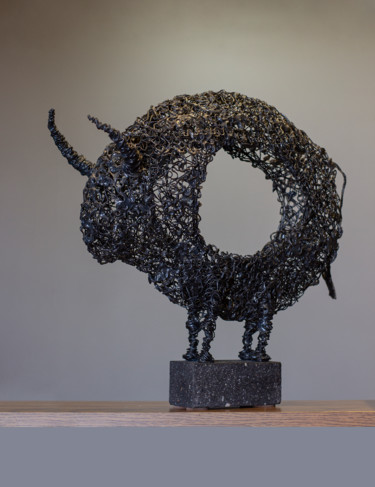 Sculptuur getiteld "Circle bull 41x41x1…" door Karen Axikyan, Origineel Kunstwerk, Metalen