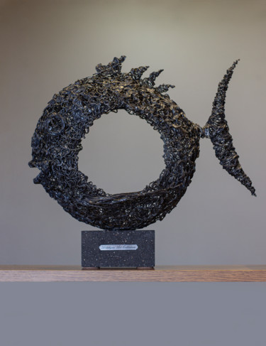 Scultura intitolato "Circle fish 37x37x1…" da Karen Axikyan, Opera d'arte originale, Metalli