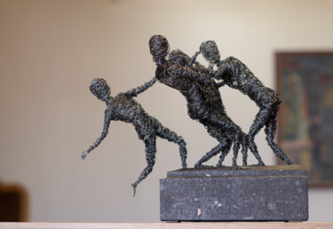 Scultura intitolato "Dispute 28x30x16 3.…" da Karen Axikyan, Opera d'arte originale, Metalli