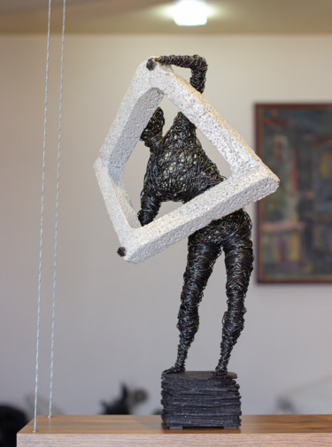 Scultura intitolato "Man with a square 4…" da Karen Axikyan, Opera d'arte originale, Metalli