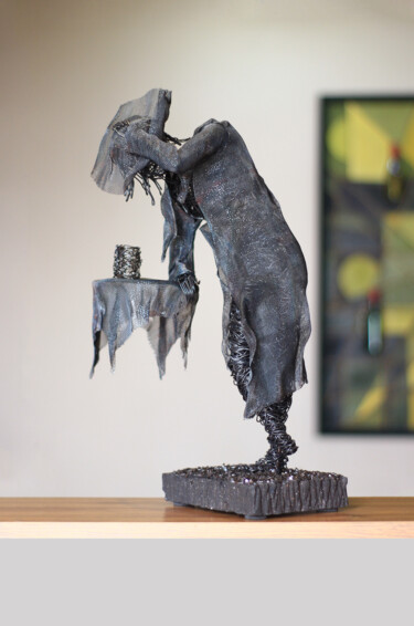 Rzeźba zatytułowany „Thinking in a taver…” autorstwa Karen Axikyan, Oryginalna praca, Metale