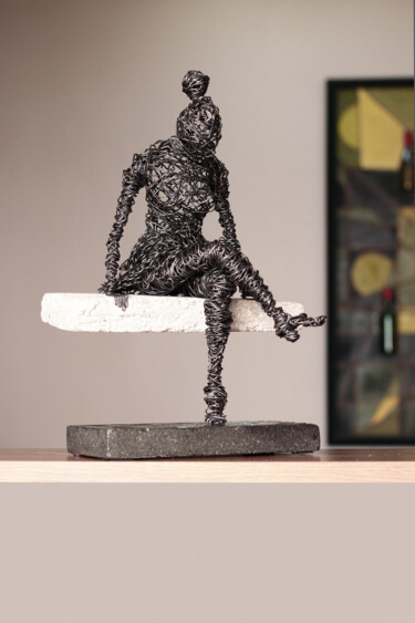 Skulptur mit dem Titel "Waiting 36x23x15cm…" von Karen Axikyan, Original-Kunstwerk, Draht