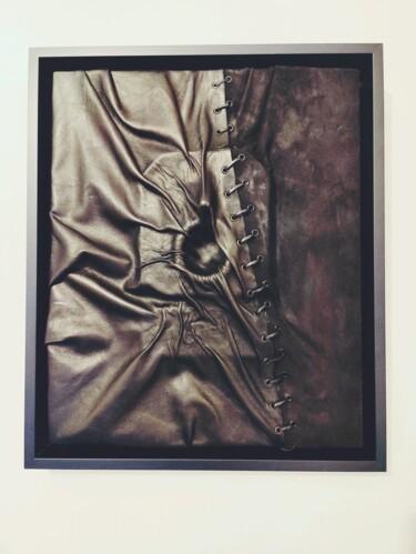 Γλυπτική με τίτλο "Scar" από Karen Ossona, Αυθεντικά έργα τέχνης, Δέρμα Τοποθετήθηκε στο Ξύλινο φορείο σκελετό