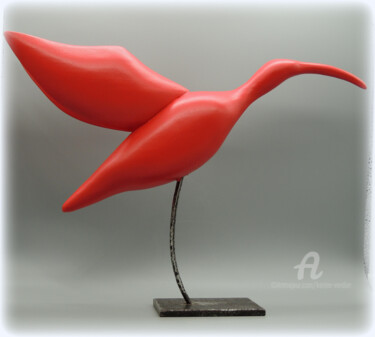 Scultura intitolato "Ibis rouge en vol" da Karine Verdier, Opera d'arte originale, Legno