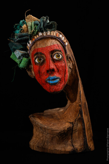 Sculpture intitulée "La Dame rouge" par Karmax, Œuvre d'art originale, Bois