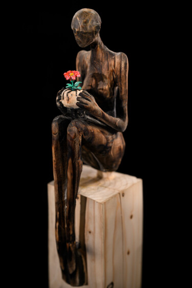 Skulptur mit dem Titel "Rescapée du Futur (…" von Karmax, Original-Kunstwerk, Holz