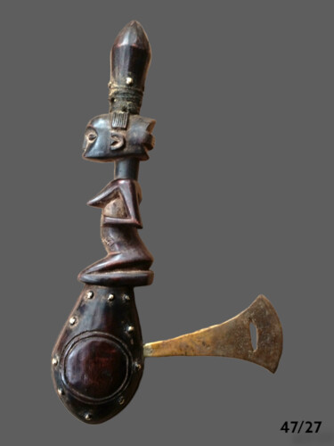 Sculptuur getiteld "Hache royal tshokwe…" door Kebe, Origineel Kunstwerk, Hout