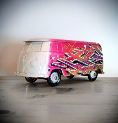 Sculpture titled "VW PINK" by Kesa Graffiti, Original Artwork, Spray paint