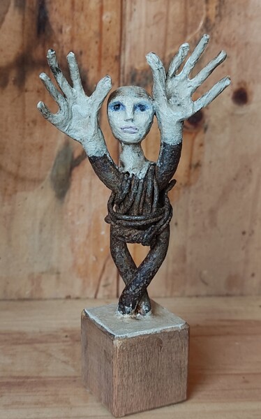 Skulptur mit dem Titel "Haut les ... coeurs!" von Karine Krynicki, Original-Kunstwerk, Papier maché