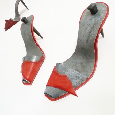 Escultura titulada "High Heels Wall Ins…" por Kleinmanzano, Obra de arte original, Metales