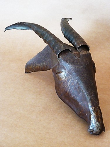Sculpture intitulée "The Old Goat's head" par Kleinmanzano, Œuvre d'art originale, Métaux