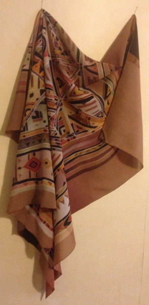 「Batik scarf "Orname…」というタイトルのテキスタイルアート Lidia Cravcencoによって, オリジナルのアートワーク, ファブリック