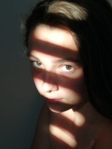 Photographie intitulée "Portrait rayé" par Claire Ferrari (klrferr), Œuvre d'art originale, Photographie numérique