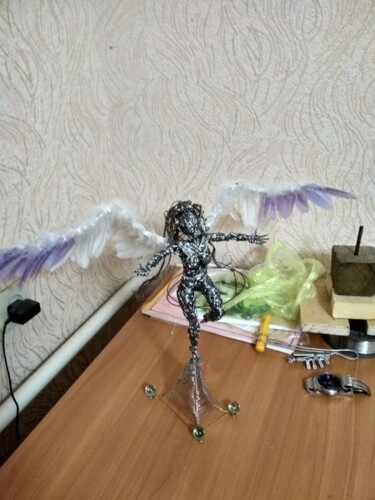 Скульптура под названием "wire angel" - Kolobrawen, Подлинное произведение искусства, Нержавеющая сталь
