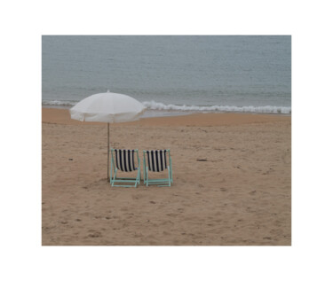 Fotografia intitolato "Chaises sur le sable" da Laetitia Servant, Opera d'arte originale, Fotografia digitale