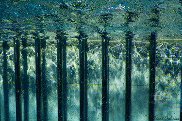 Photographie intitulée "The Swimming Pool -2" par Laura Dieutegard, Œuvre d'art originale