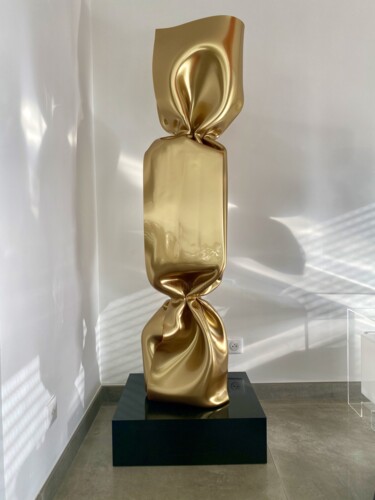 Sculpture titled "Wrapping Bonbon Gold" by Laurence Jenk, Original Artwork, Plastic