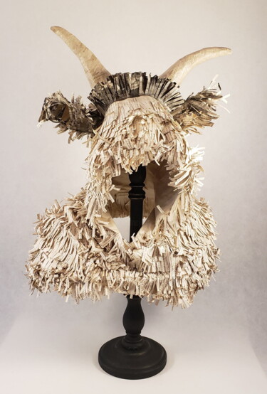 Sculpture intitulée "Capeline à cornes" par Laurence Lehel, Œuvre d'art originale, Papier mâché