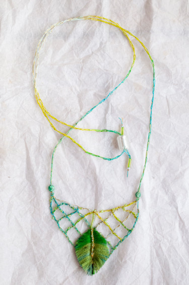 Textielkunst getiteld "Collier chaînette m…" door Léa Coutureau, Origineel Kunstwerk, Borduurwerk