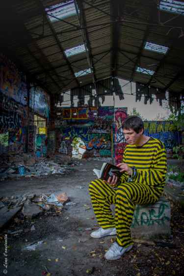 Photographie intitulée "La lecture arrête l…" par Léna Constantin, Œuvre d'art originale