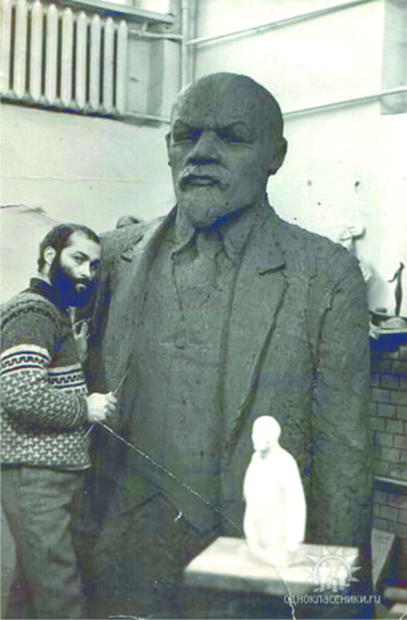 Skulptur mit dem Titel "figure of V.I. Leni…" von Leo Adam (Leonid Shatsylo), Original-Kunstwerk, Polymer Ton