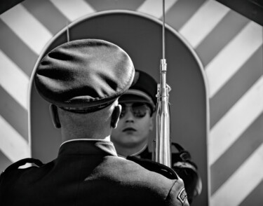 Photographie intitulée "Changing the guard…" par Leopold Brix, Œuvre d'art originale, Photographie numérique