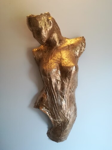 Skulptur mit dem Titel "IL VOLTO DORATO" von Licia Trobia, Original-Kunstwerk, Harz