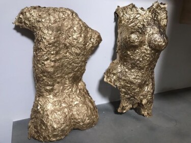 Scultura intitolato "Frontback womangold" da Licia Trobia, Opera d'arte originale, Metalli
