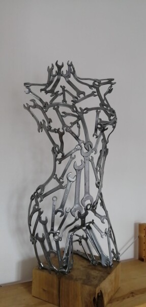 Sculpture intitulée "Steel and wood women" par Looki0732, Œuvre d'art originale