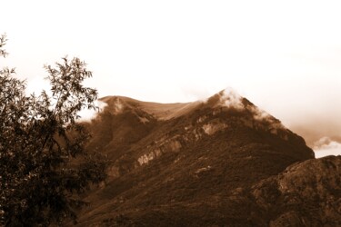 Photographie intitulée "montagna tra le nuv…" par Lorenzo Corti, Œuvre d'art originale, Photographie numérique