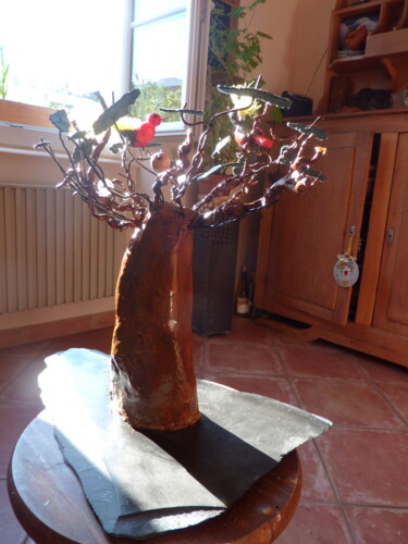 Скульптура под названием "Baobab" - Lorette Perret, Подлинное произведение искусства, Бумага