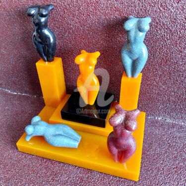 Escultura titulada "5GIRLS2 DIFFERENT O…" por Maas Tiir, Obra de arte original, Resina