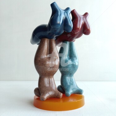 Скульптура под названием "4GIRLS2 ON YELLOW P…" - Maas Tiir, Подлинное произведение искусства, Смола