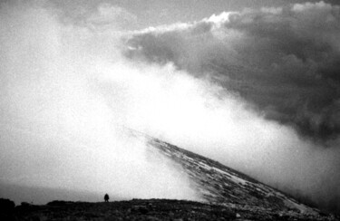 Photographie intitulée "on a mountain peak…" par Magda Durda, Œuvre d'art originale, Photographie non manipulée