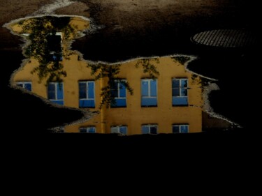Fotografie mit dem Titel "Eyes of the house" von Maria Nikiforova, Original-Kunstwerk, Digitale Fotografie
