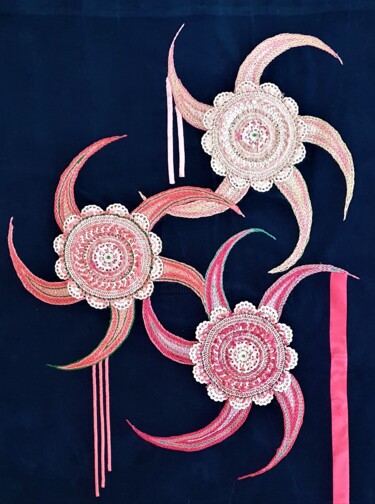 Textielkunst getiteld "Trois étoiles qui d…" door Marianne Camus, Origineel Kunstwerk, Borduurwerk
