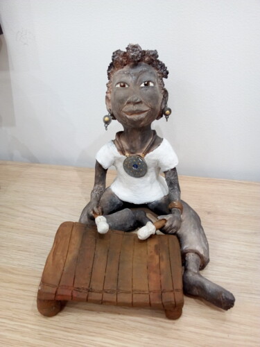 Rzeźba zatytułowany „joueur de balafon” autorstwa Marie Pendelio, Oryginalna praca, Glina