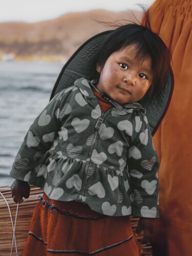 「Girl from Uros Isla…」というタイトルの写真撮影 Marion Colletによって, オリジナルのアートワーク, デジタル