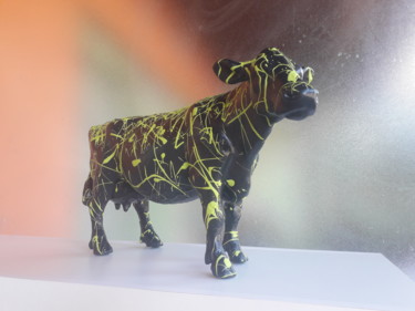 Scultura intitolato "THE SPECIAL COW - O…" da Mark Sugar, Opera d'arte originale, Resina